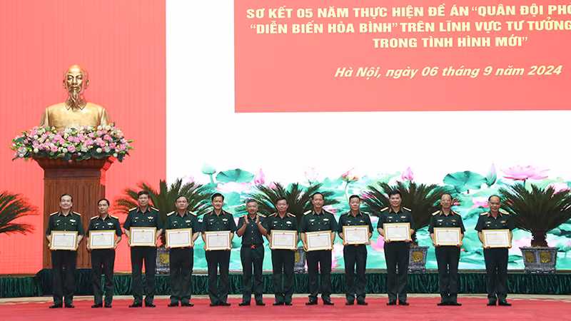 Trao Bằng khen của Bộ trưởng Quốc phòng tặng các tập thể, cá nhân có thành tích xuất sắc trong thực hiện Đề án. (Ảnh: MOD)