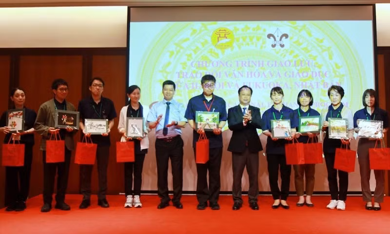 Lãnh đạo Sở Giáo dục và Đào tạo Hà Nội tặng quà chào mừng cán bộ, giáo viên và học sinh Fukuoka, Nhật Bản