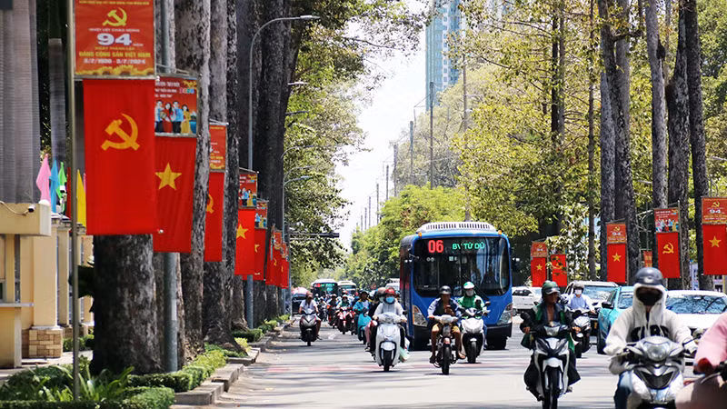 Đường Hồng Bàng, Quận 5, Thành phố Hồ Chí Minh được trang hoàng cờ hoa. (Ảnh THẾ ANH)