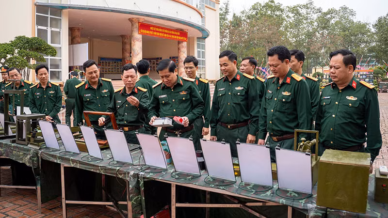 Lãnh đạo Bộ Tư lệnh Quân đoàn 12 tham quan sáng kiến, cải tiến kỹ thuật tiêu biểu phục vụ huấn luyện, sẵn sàng chiến đấu của Sư đoàn 325 năm 2024. (Ảnh PHẠM THỊNH)