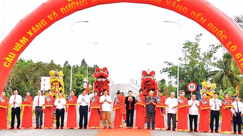 Lễ khánh thành cầu Vàm Xáng bắc qua sông Cần Thơ trên địa bàn huyện Phong Điền, công trình góp phần thúc đẩy phát triển kinh tế- xã hội của địa phương.