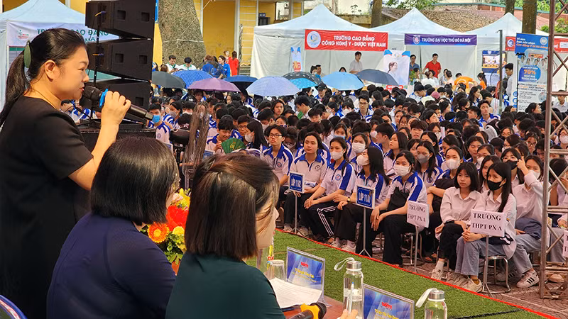 Hoạt động tư vấn tuyển sinh, hướng nghiệp năm 2024 tại Trường THPT Đồng Quan, huyện Phú Xuyên, TP Hà Nội. (Ảnh MAI MAI)