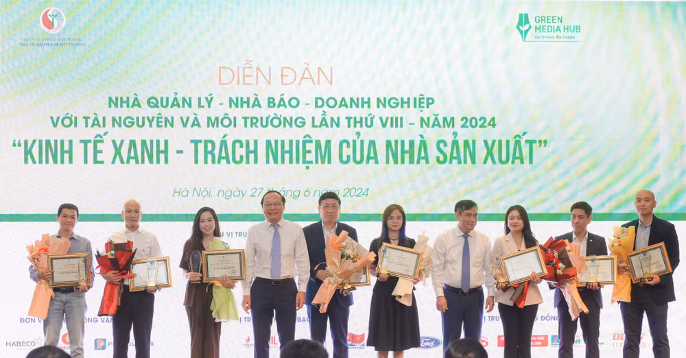 Bộ Tài nguyên và Môi trường biểu dương các đơn vị vì những đóng góp cho thành công của Diễn đàn