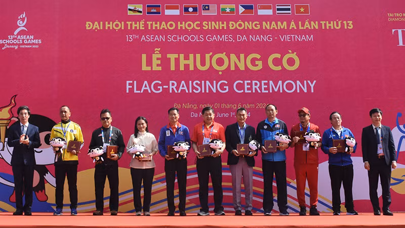Ban tổ chức trao tặng quà lưu niệm và linh vật voọc chà vá chân nâu cho các Đoàn tham dự Đại hội. (Ảnh ANH ĐÀO)