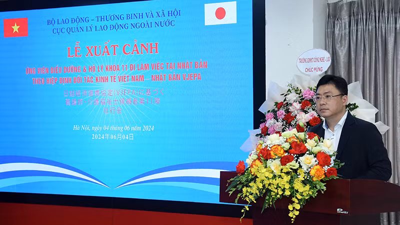 Phó Cục trưởng Cục Quản lý lao động ngoài nước Đặng Sĩ Dũng phát biểu tại chương trình. (Ảnh: TRẦN HẢI)