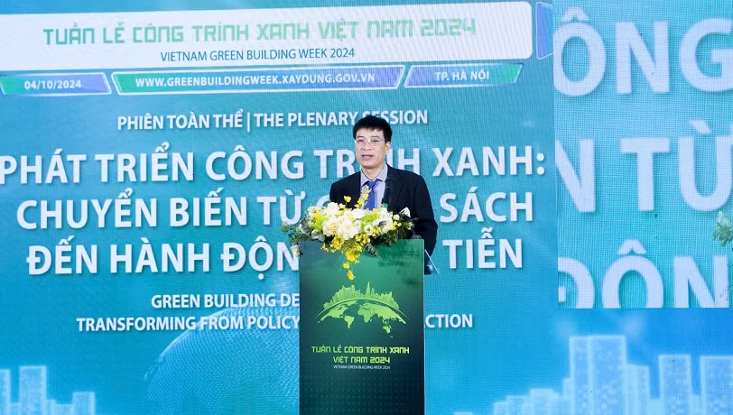 Thứ trưởng Xây dựng Phạm Minh Hà phát biểu tại Phiên toàn thể.