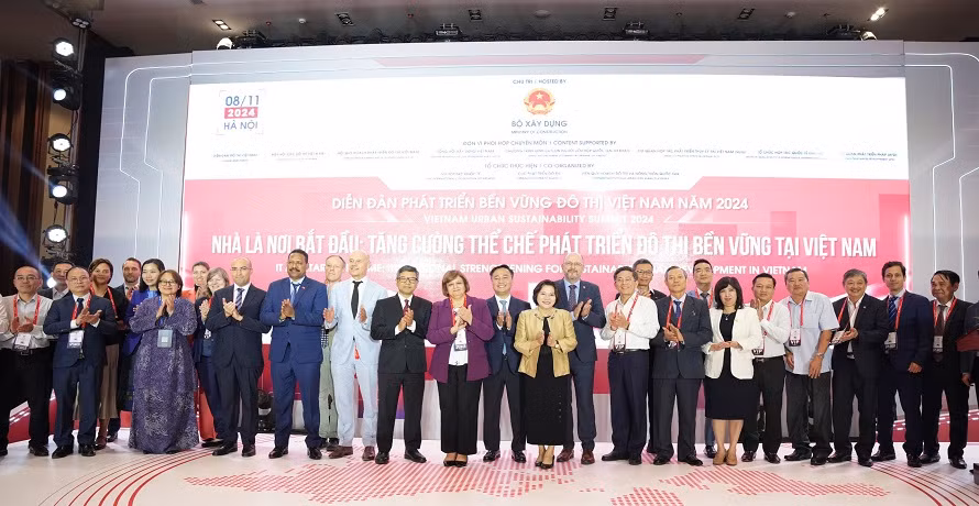 Các đại biểu chụp ảnh lưu niệm tại Diễn đàn.