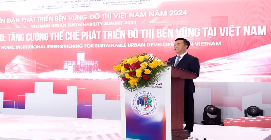 Thứ trưởng Xây dựng Nguyễn Việt Hùng phát biểu tại Diễn đàn.