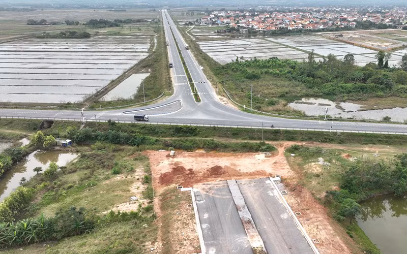 Tuyến đường ngang nối đông tây thành phố Đồng Hới (Quảng Bình) xây dựng rộng rãi, khang trang nhưng phải bỏ dở vì không được đấu nối với đường tránh BOT.