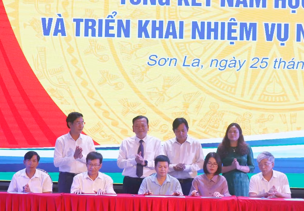 Ký cam kết trách nhiệm giữa Giám đốc Sở Giáo dục và Đào tạo tỉnh Sơn La với hiệu trưởng các trường và giám đốc các trung tâm.