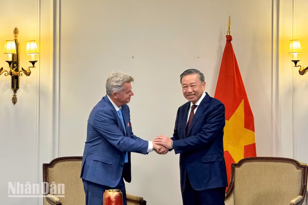 Bí thư toàn quốc Đảng Cộng sản Pháp Fabien Roussel bày tỏ vui mừng được gặp và trao đổi với Tổng Bí thư, Chủ tịch nước Tô Lâm và đoàn đại biểu cấp cao Việt Nam nhân chuyến thăm chính thức Pháp. Bí thư toàn quốc Đảng Cộng sản Pháp Fabien Roussel bày tỏ vui mừng được gặp và trao đổi với Tổng Bí thư, Chủ tịch nước Tô Lâm và đoàn đại biểu cấp cao Việt Nam nhân chuyến thăm chính thức Pháp.