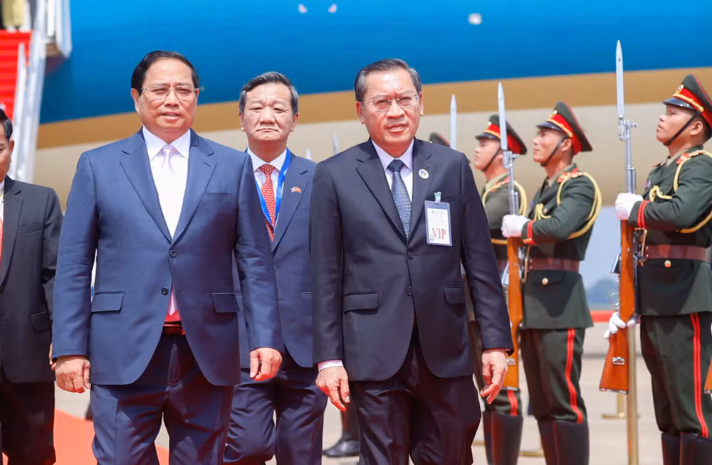 Lễ đón Thủ tướng Phạm Minh Chính đến thủ đô Viêng Chăn (Lào), bắt đầu chuyến tham dự Hội nghị Cấp cao ASEAN lần thứ 44 và 45. Lễ đón Thủ tướng Phạm Minh Chính đến thủ đô Viêng Chăn (Lào), bắt đầu chuyến tham dự Hội nghị Cấp cao ASEAN lần thứ 44 và 45.