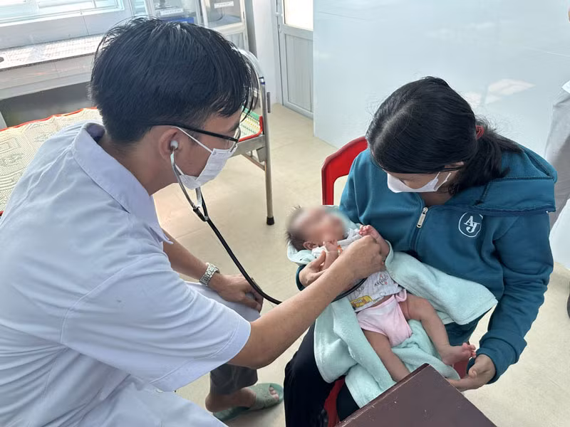 Kiểm tra sức khỏe cho trẻ trước khi tiêm vaccine phòng bệnh tại Trạm y tế xã Cam Tuyền, Cam Lộ, Quảng Trị. Kiểm tra sức khỏe cho trẻ trước khi tiêm vaccine phòng bệnh tại Trạm y tế xã Cam Tuyền, Cam Lộ, Quảng Trị.