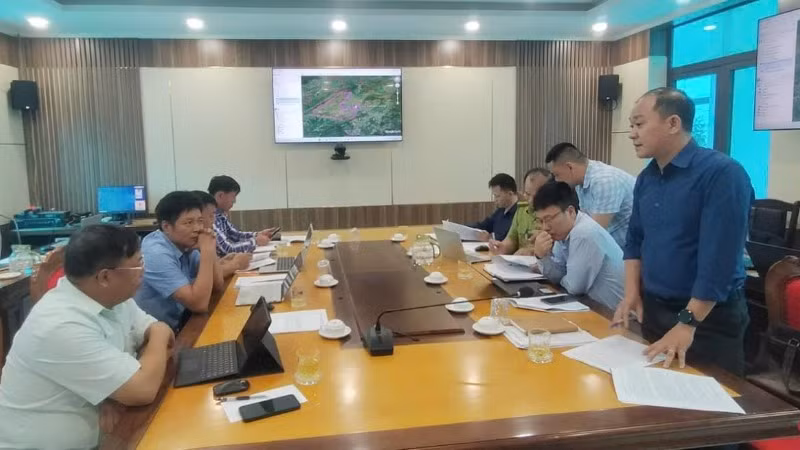 Ông Nguyễn Anh Sơn, Phó Giám đốc Quỹ Bảo vệ và Phát triển rừng tỉnh Điện Biên phát biểu tại buổi làm việc.