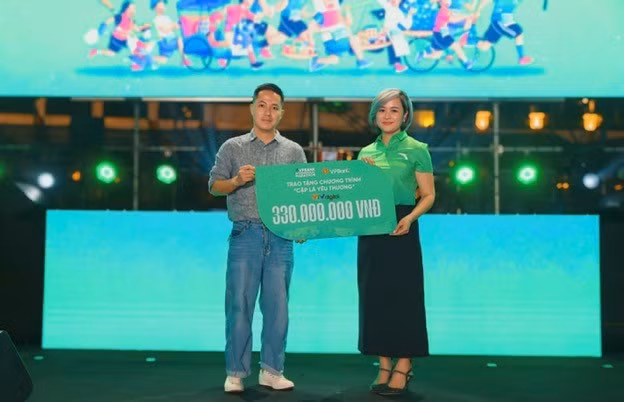 Ông Nguyễn Mạnh Hùng - đại diện chương trình Cặp lá yêu thương (bên trái) lên nhận 330 triệu đồng. Ông Nguyễn Mạnh Hùng - đại diện chương trình Cặp lá yêu thương (bên trái) lên nhận 330 triệu đồng.