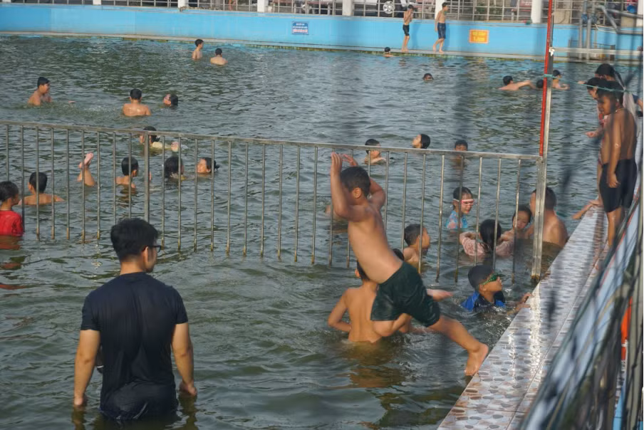 Người dân thỏa sức bơi lội trong làn nước xanh mát.
