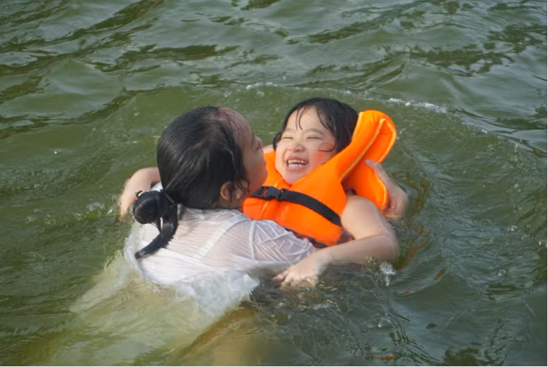 Nụ cười rạng rỡ của các em nhỏ khi được nô đùa, giải nhiệt tại ao bơi.