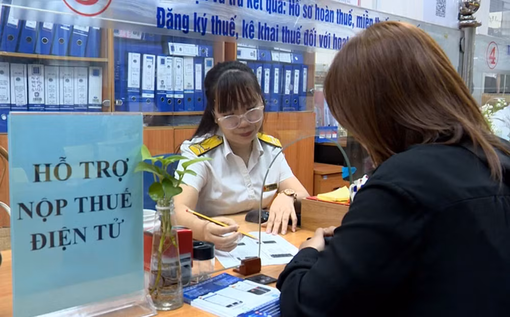 Ngành thuế hỗ trợ người dân nộp thuế cá nhân điện tử.