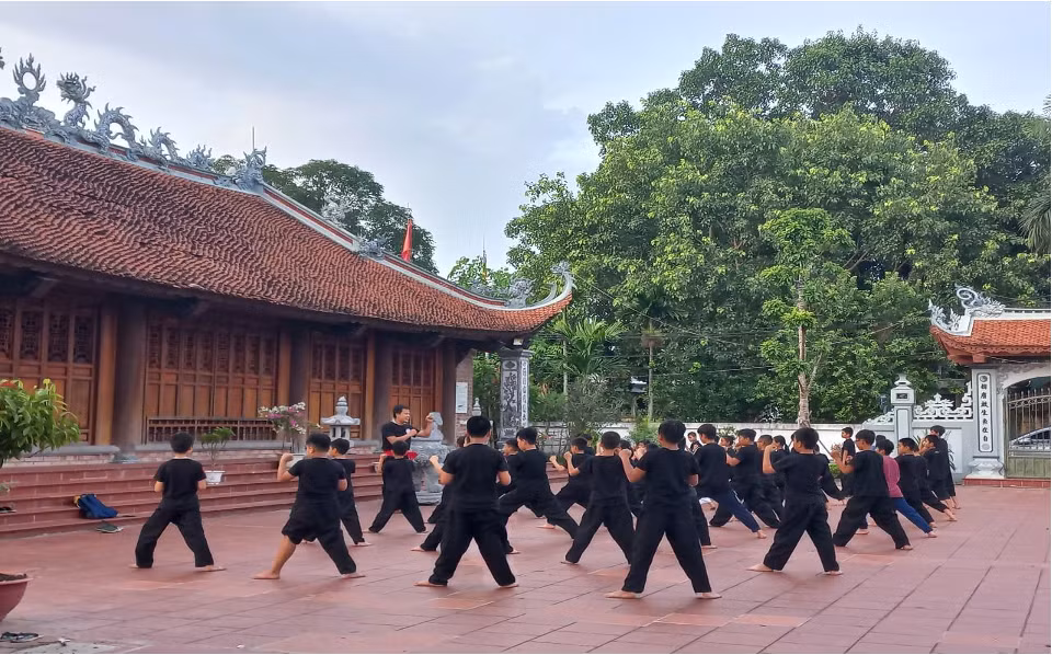 Lớp học võ cổ truyền tại sân đình làng Hưng Giáo.