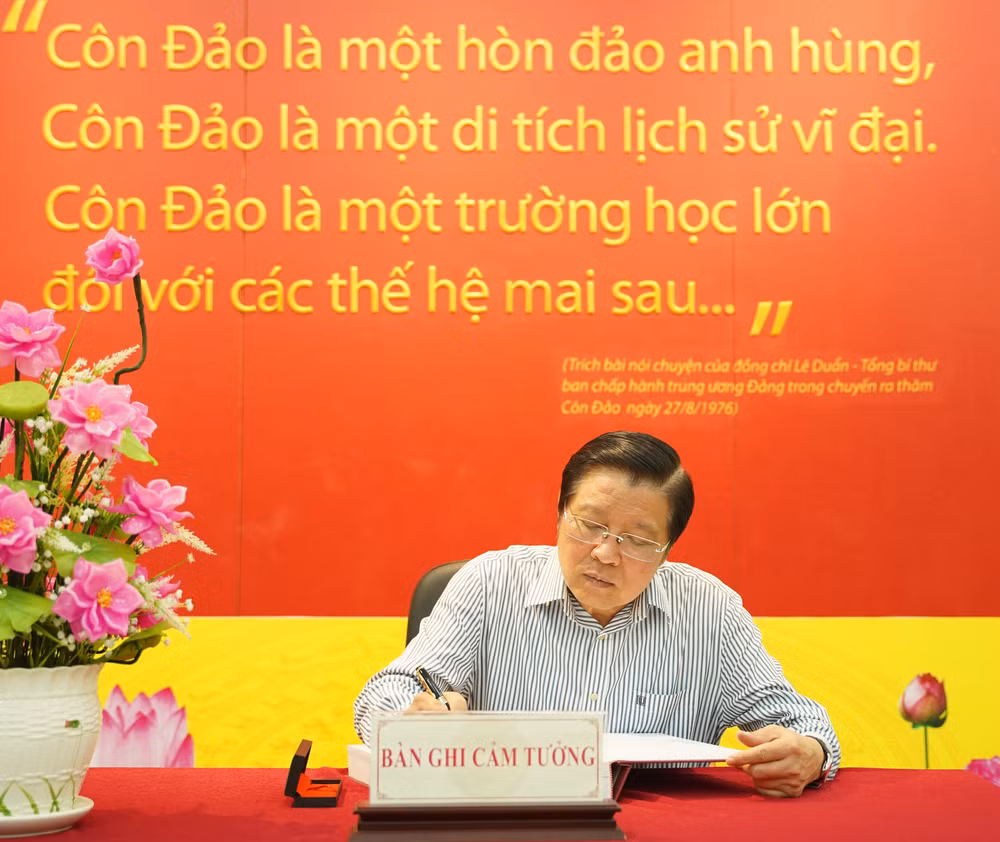 Đồng chí Phan Đình Trạc ghi sổ lưu niệm tại Bảo tàng Côn Đảo.