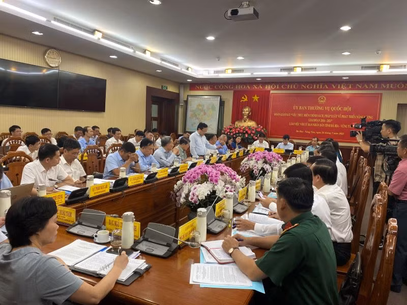 Toàn cảnh buổi làm việc.