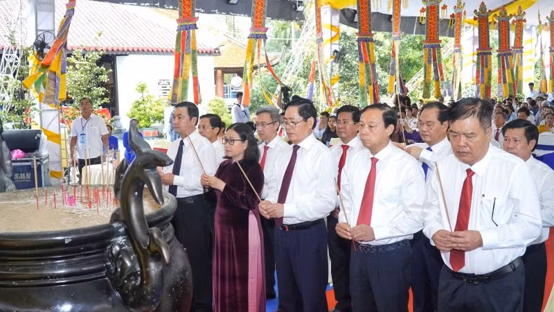 Tập thể Ban lãnh đạo Tỉnh ủy Bà Rịa-Vũng Tàu thắp hương tưởng niệm các anh hùng liệt sĩ, chiến sĩ cách mạng và đồng bào cả nước đã hy sinh tại Côn Đảo.