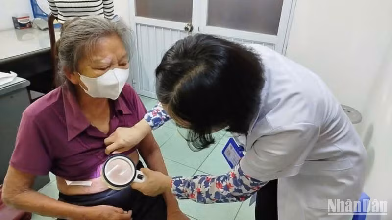 Bệnh viện có 2 cơ sở với chức năng, nhiệm vụ hoàn toàn khác nhau nên việc đầu tư thường dàn trải, không hiệu quả. Bệnh viện có 2 cơ sở với chức năng, nhiệm vụ hoàn toàn khác nhau nên việc đầu tư thường dàn trải, không hiệu quả.