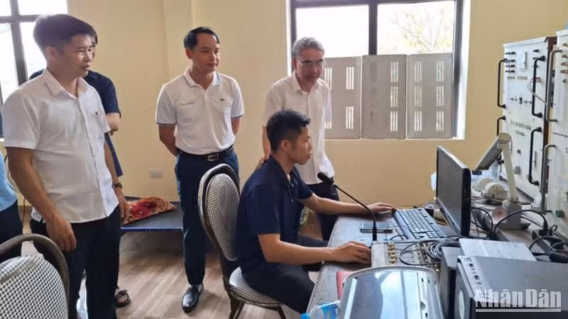 Đồng chí Phạm Đồng Thụy, Trưởng Ban Tuyên giáo và Dân vận Tỉnh ủy Thái Bình kiểm tra hoạt động phát thanh tuyên truyền về sắp xếp đơn vị hành chính các cấp tại Trung tâm Văn hóa, Thể thao huyện Kiến Xương.