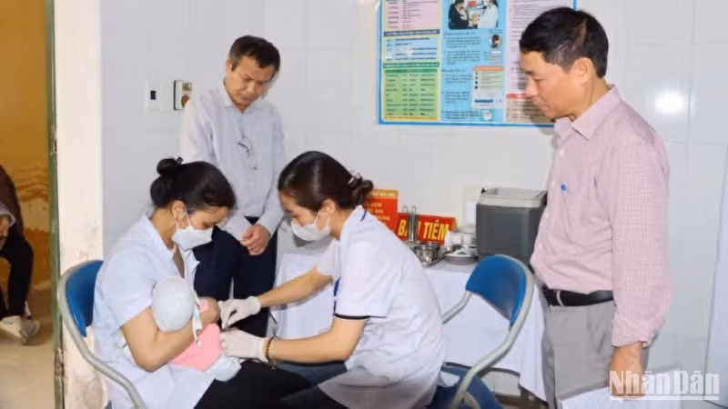 Kiểm tra công tác tiêm chủng vaccine phòng sởi tại trạm y tế xã Nam Cao (huyện Kiến Xương, tỉnh Thái Bình).