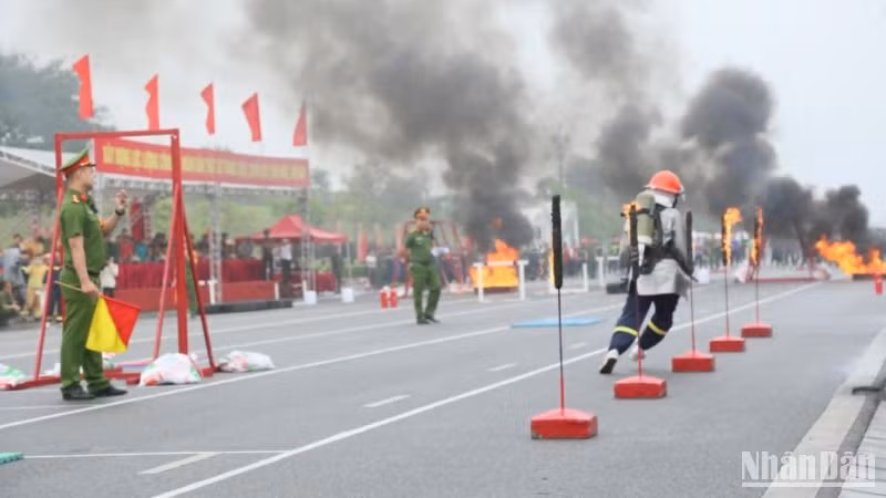 Các chiến sĩ chạy vượt chướng ngại vật.