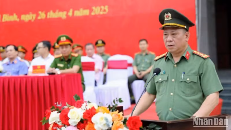 Đại tá Trần Xuân Ánh, Giám đốc Công an tỉnh Thái Bình phát lệnh ra quân trấn áp tội phạm sáng 26/4/2025. Đại tá Trần Xuân Ánh, Giám đốc Công an tỉnh Thái Bình phát lệnh ra quân trấn áp tội phạm sáng 26/4/2025.