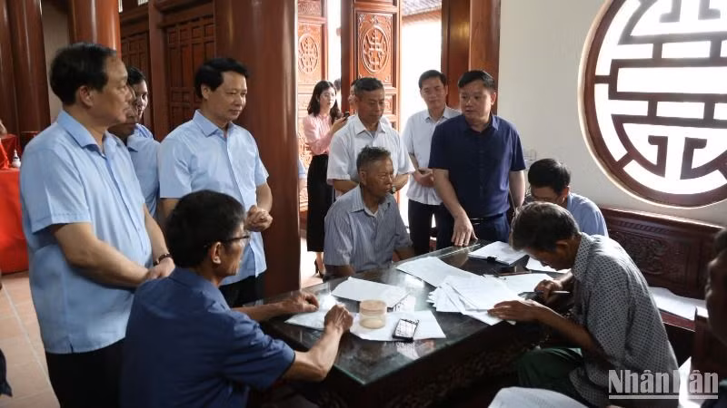 Các đồng chí lãnh đạo tỉnh Thái Bình kiểm tra hoạt động lấy ý kiến cử tri tại xã Quỳnh Hội (huyện Quỳnh Phụ).