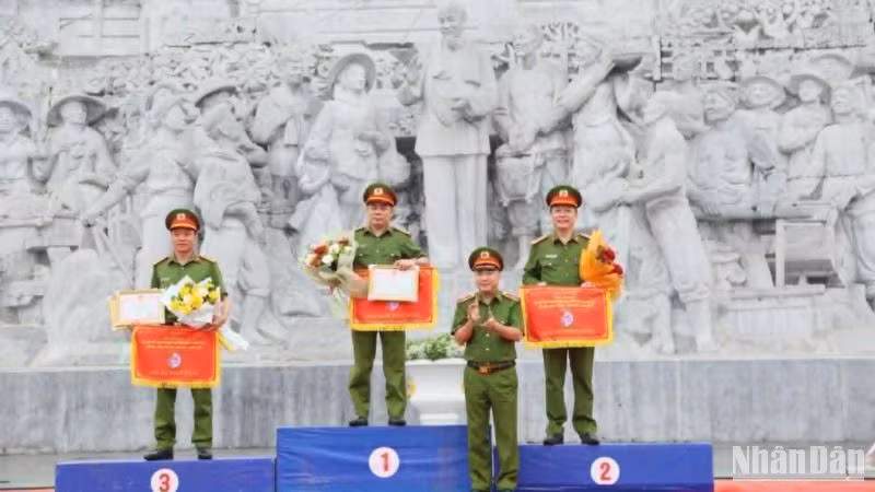 Trao thưởng cho ba đoàn tuyển tỉnh Thái Bình, Hà Nam và Bắc Ninh lần lượt xếp thứ Nhất, Nhì và Ba tại Hội thi.