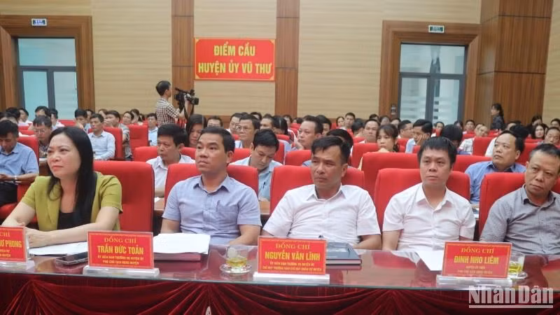 Đến nay, huyện Vũ Thư đã lập danh sách gần 78.000 cử tri để phát phiếu lấy ý kiến. Đến nay, huyện Vũ Thư đã lập danh sách gần 78.000 cử tri để phát phiếu lấy ý kiến.