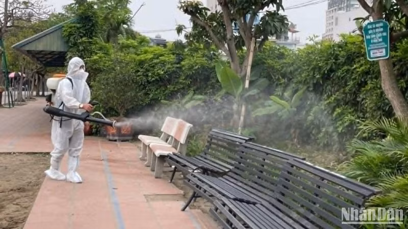 Phun thuốc khử trùng môi trường tại trường Trung học cơ sở Trần Phú (thành phố Thái Bình), nơi phát hiện chùm ca bệnh sởi liên quan đến 8 học sinh.