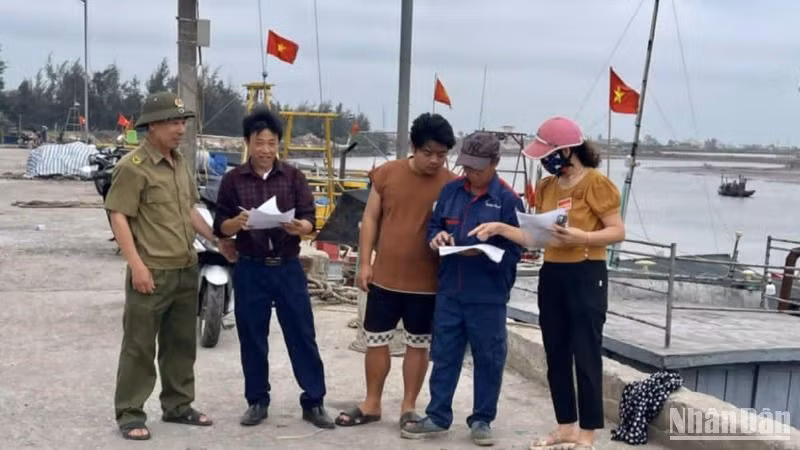 Tổ công tác tại xã Nam Thịnh (huyện Tiền Hải) gặp gỡ ngư dân ngay tại bến neo đậu tàu thuyền để lấy ý kiến.