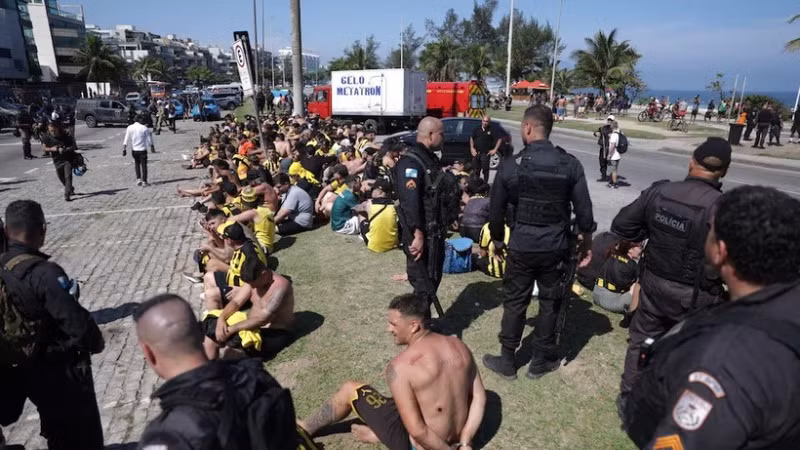 Các cổ động viên Uruguay bị cảnh sát bắt giữ. (Nguồn: Reuters)