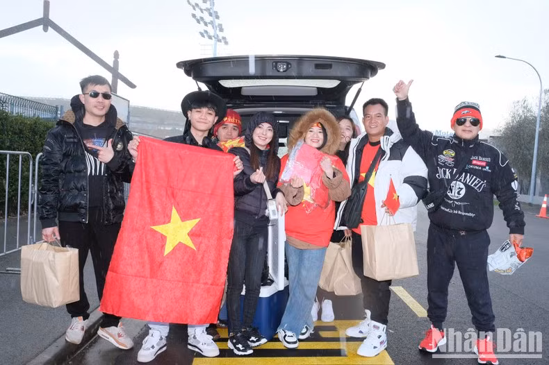 Đoàn của chị Thái quê ở Hà Nội, là những người đến sớm nhất từ Auckland. Họ chuẩn bị sẵn sàng cờ Tổ quốc cho khoảng 20 người. (Ảnh: ĐỖ ĐẠT)