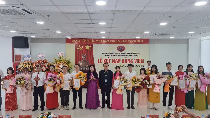 Lãnh đạo Tỉnh ủy và Công ty TNHH Compal Việt Nam chúc mừng đảng viên mới được kết nạp. Lãnh đạo Tỉnh ủy và Công ty TNHH Compal Việt Nam chúc mừng đảng viên mới được kết nạp.