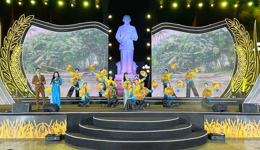 Tiết mục văn nghệ “Hành trình trên đất phù sa” tại buổi lễ.