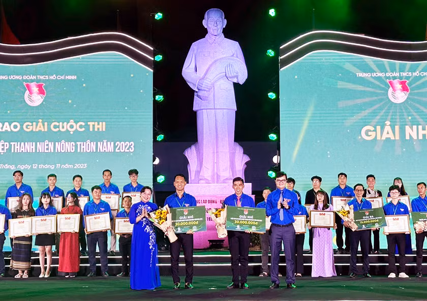 Trao giải Nhì Cuộc thi Dự án khởi nghiệp thanh niên nông thôn năm 2023.
