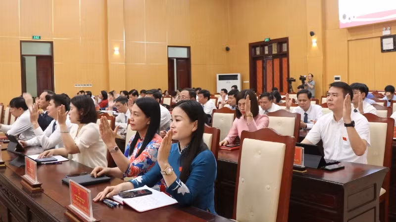 Các đại biểu biểu quyết thông qua nghị quyết. Các đại biểu biểu quyết thông qua nghị quyết.