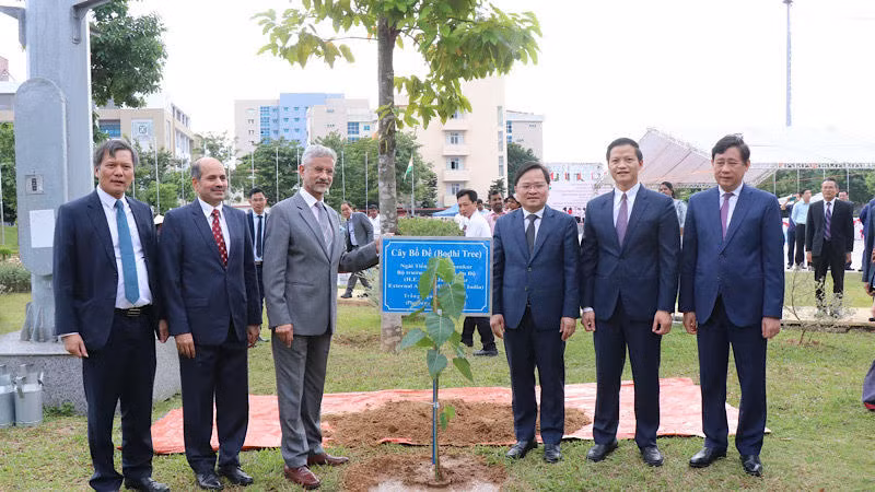Các đại biểu trồng cây lưu niệm tại Công viên Hữu nghị quốc tế tỉnh Bắc Ninh.
