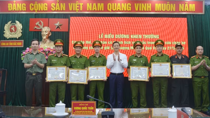 Chủ tịch Ủy ban nhân dân tỉnh Bắc Ninh Vương Quốc Tuấn trao bằng khen tặng các tập thể, cá nhân đã có thành tích xuất sắc giải cứu cháu bé bị khống chế, bắt giữ thành công. 