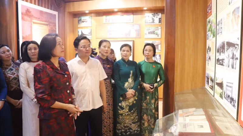 Phó Chủ tịch Quốc hội Nguyễn Thị Thanh cùng các đại biểu thăm nhà lưu niệm đồng chí Lê Quang Đạo. Phó Chủ tịch Quốc hội Nguyễn Thị Thanh cùng các đại biểu thăm nhà lưu niệm đồng chí Lê Quang Đạo.