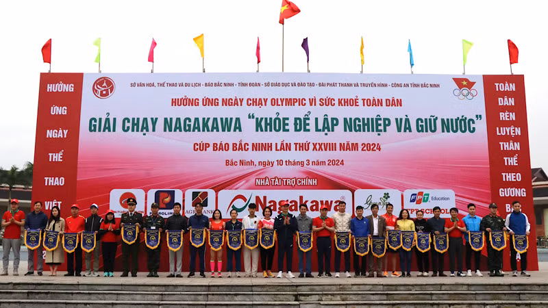 Các đồng chí lãnh đạo tỉnh và Ban tổ chức trao Cờ lưu niệm tặng các đơn vị tham dự.