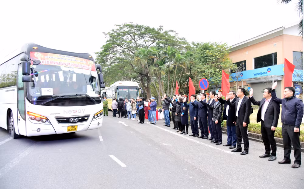 Lãnh đạo thành phố Hà Nội tiễn công nhân về quê ăn Tết trên các chuyến xe ô-tô miễn phí.