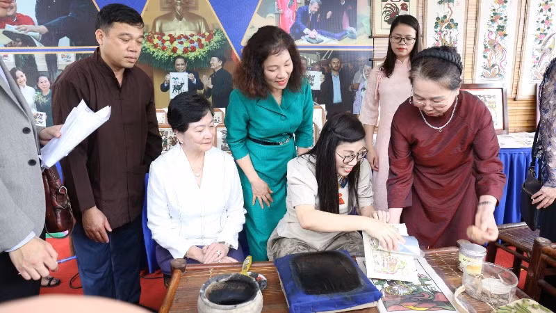 Bà Lê Thị Bích Trân, Phu nhân Thủ tướng Chính phủ Phạm Minh Chính trải nghiệm làm tranh dân gian Đông Hồ.