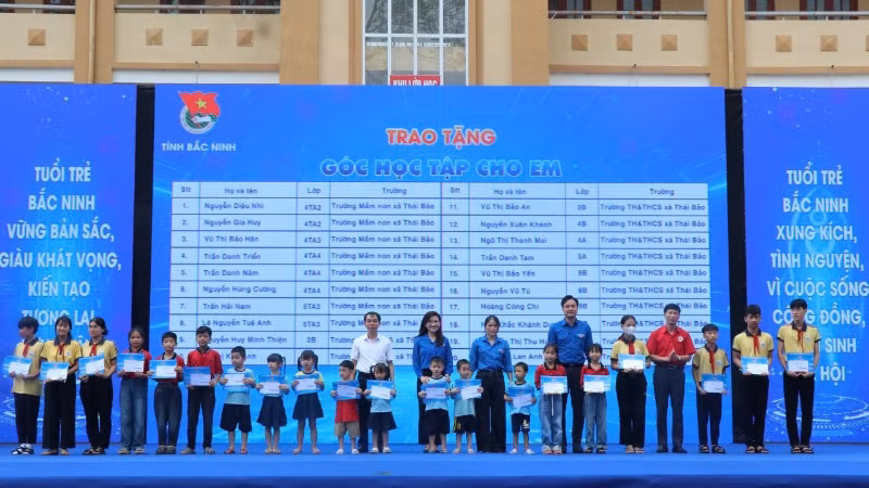 Ban Tổ chức trao "Góc học tập cho em" tặng các em thiếu nhi huyện Gia Bình.