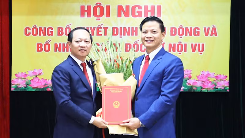 Chủ tịch Ủy ban nhân dân tỉnh Vương Quốc Tuấn trao Quyết định tiếp nhận, điều động và bổ nhiệm đồng chí Lê Hồng Phúc giữ chức Giám đốc Sở Nội vụ.